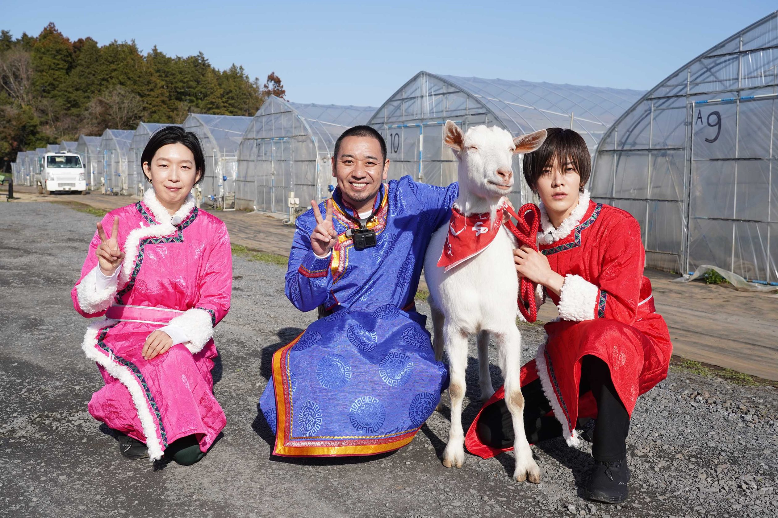 （左から）江口のりこ、大悟、ヤギのポポと一緒に写るユウタ ⓒテレビ東京
