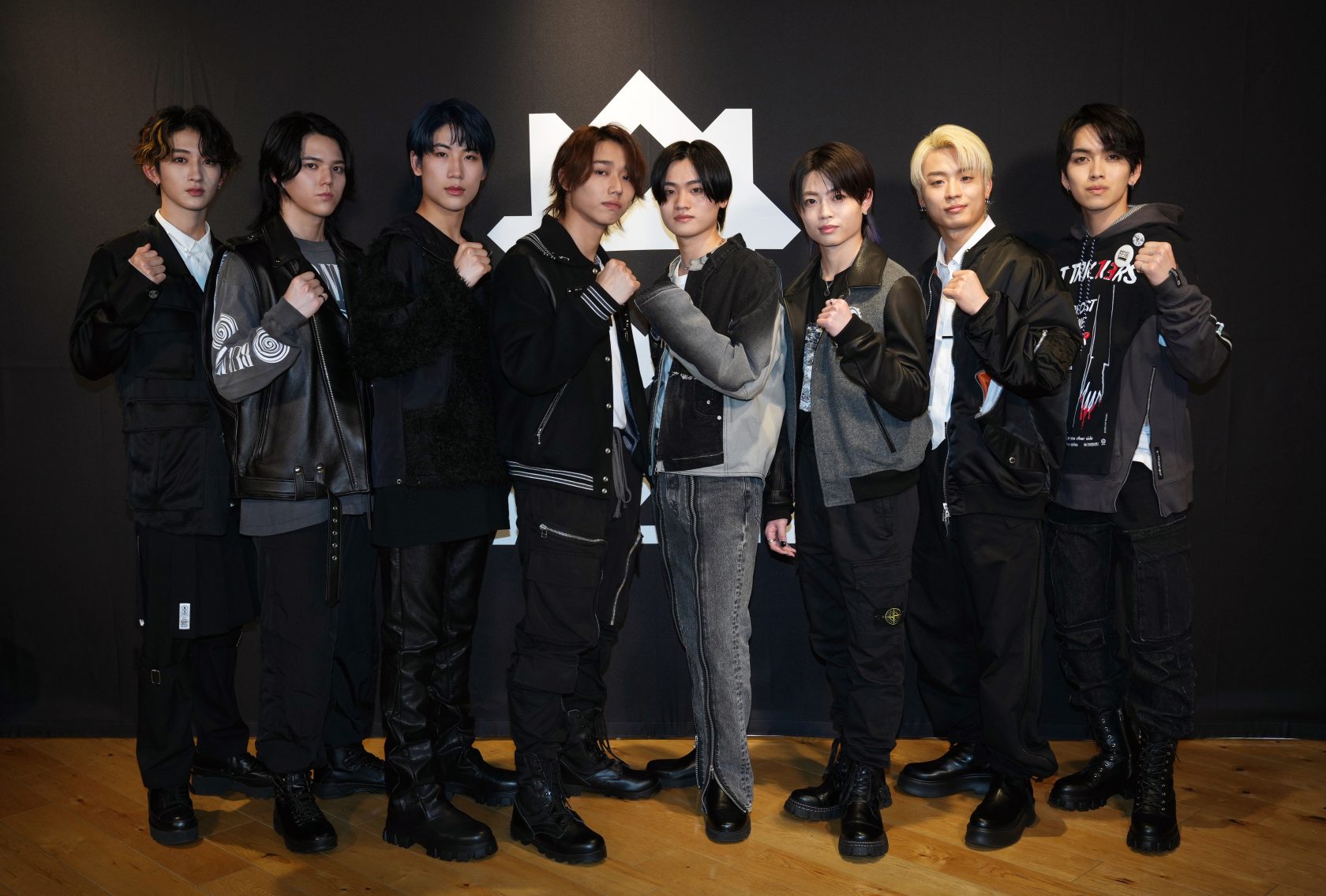 ガッツポーズする(左から)NAOYA、RAN、HAYATO、SEITO、KAIRYU、RYUKI、TAKUTO、EIKI