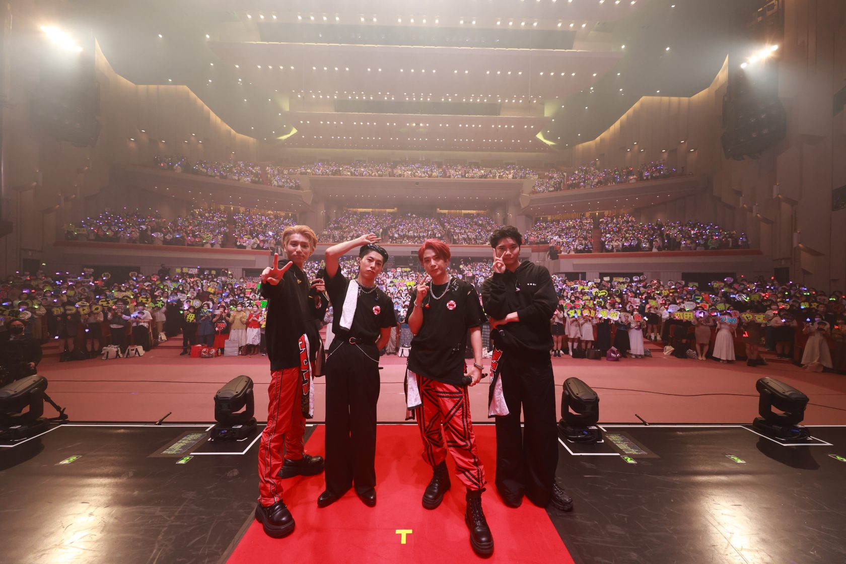 グループ史上最大規模のワンマンライブを行ったOWV(左から)浦野秀太、佐野文哉、本田康祐、中川勝就