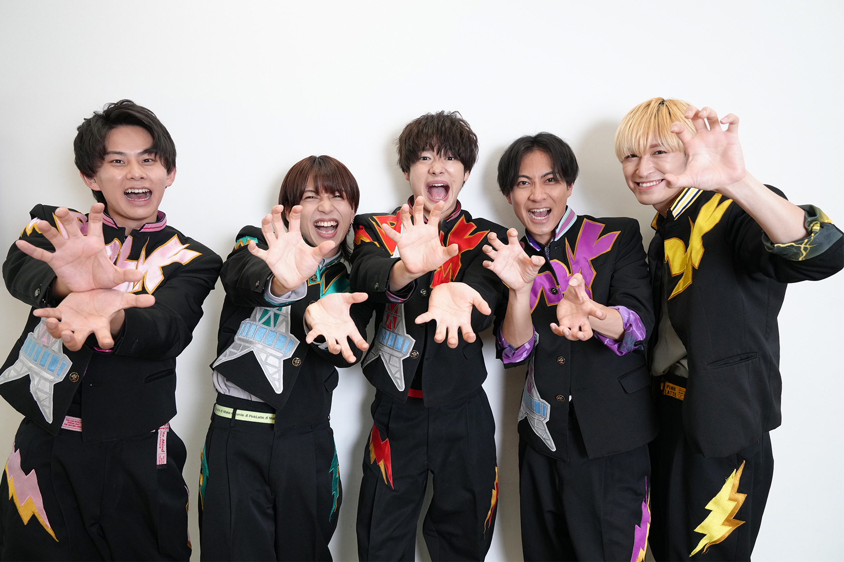 笑顔でポーズを決めるBMK（左から）三隅一輝、中原聡太、松岡拳紀介、米谷恭輔、佐藤匠