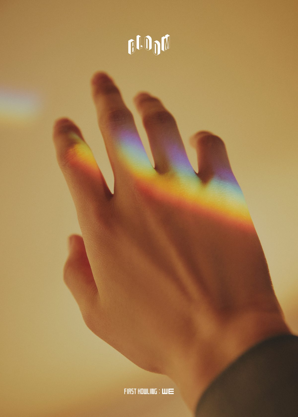 魔法のような虹色の光を掠める手©HYBE LABELS JAPAN