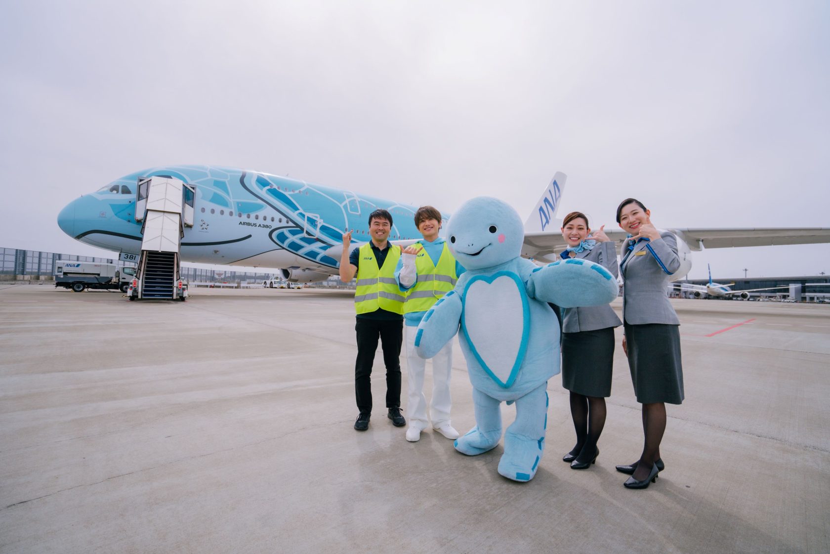 ANAの旅客機FLYING HONUを紹介する西島隆弘（左から2人目）