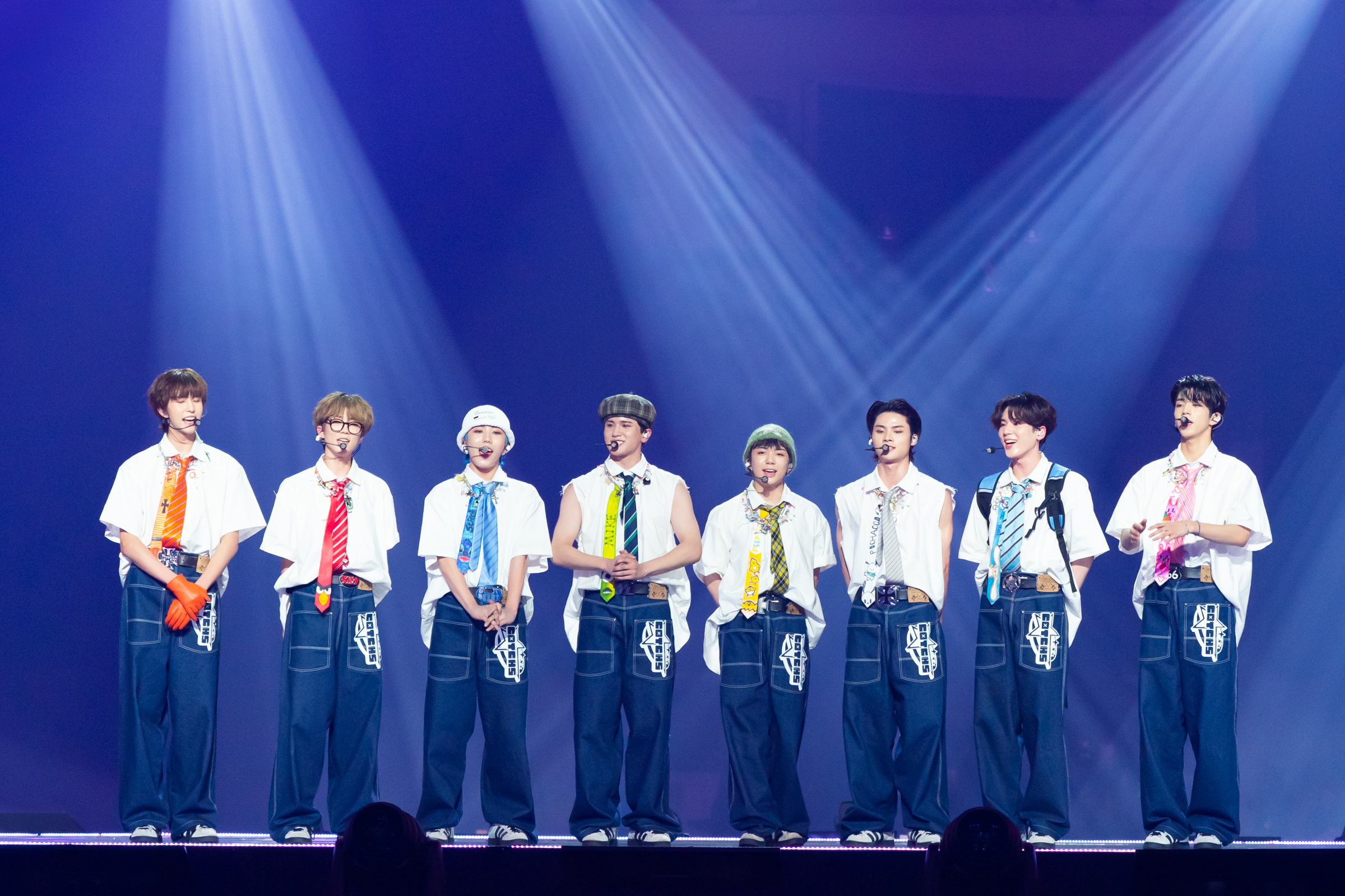 MC中の8TURN。（左から）ギョンミン、ミンホ、ユンギュ、ジェユン、スンホン、ミョンホ、ユンソン、ヘミン｢ KCON JAPAN 2023 ｣