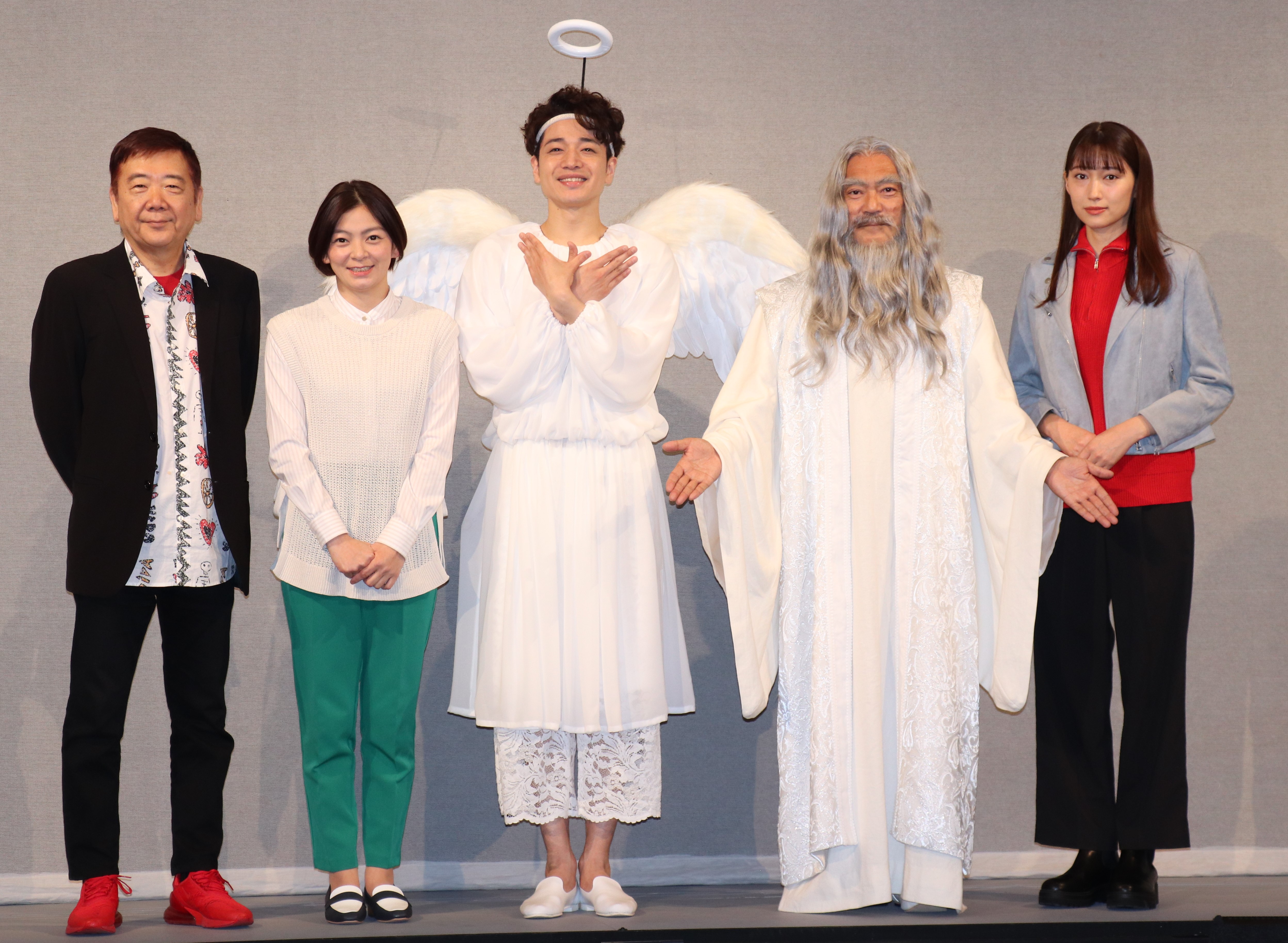 舞台「ウィングレス（wingless）―翼を持たぬ天使―」の取材会に出席した（左から）鴻上尚史氏、田畑智子、福田悠太、渡辺いっけい、大野いと