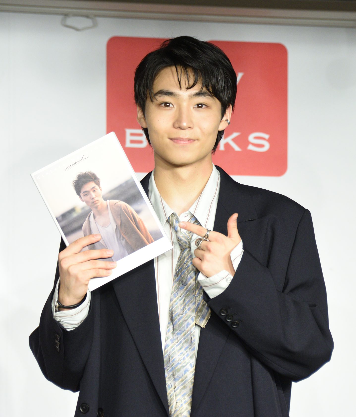 初写真集「record」発売記念イベントに登場した「WATWING」の八村倫太郎