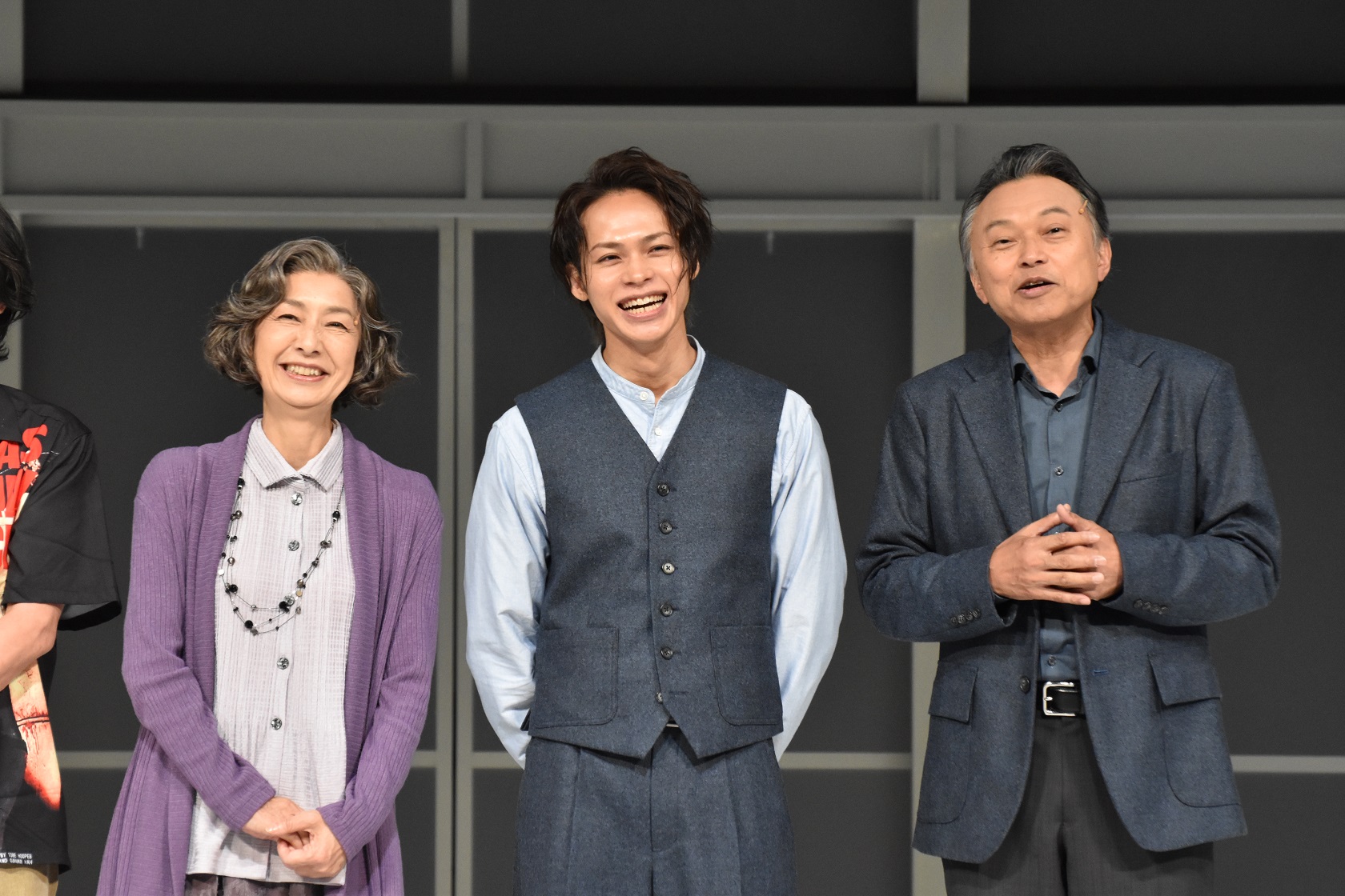 盛り上がる（左から）高橋惠子、上田竜也、相島一之