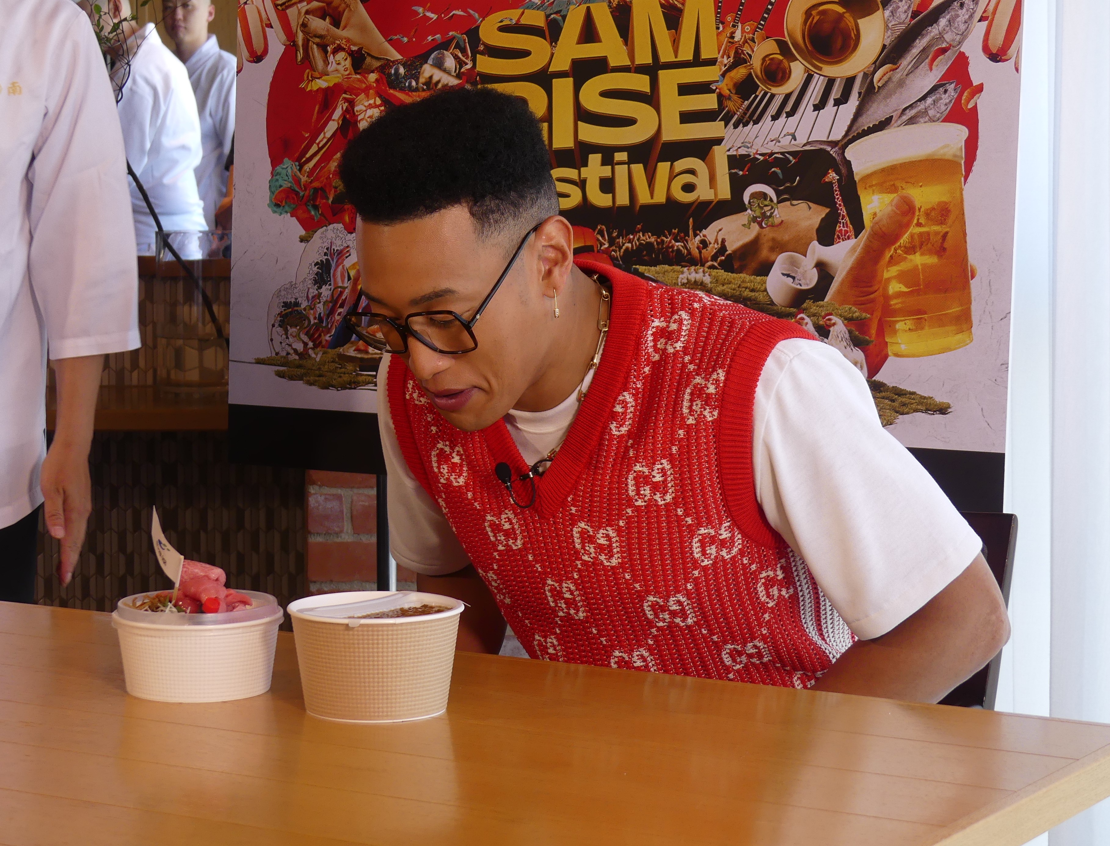 ウメンディー！　GENERATIONS関口メンディーが「SAMRISE Festival」イベントメニュー発表会で“フェス飯”を堪能