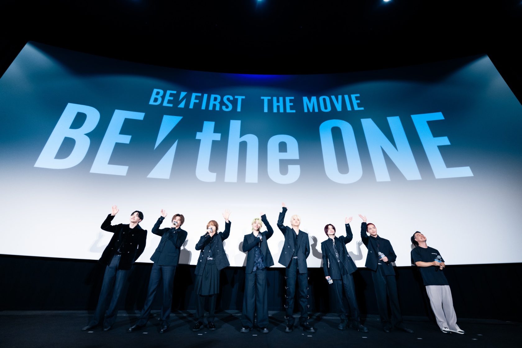 ライブドキュメンタリー映画「BE:the ONE」初日舞台あいさつに登壇した(左から)RYUHEI、LEO、SOTA、SHUNTO、JUNON、MANATO、RYOKI、オ・ユンドン監督ⓒ田中聖太郎