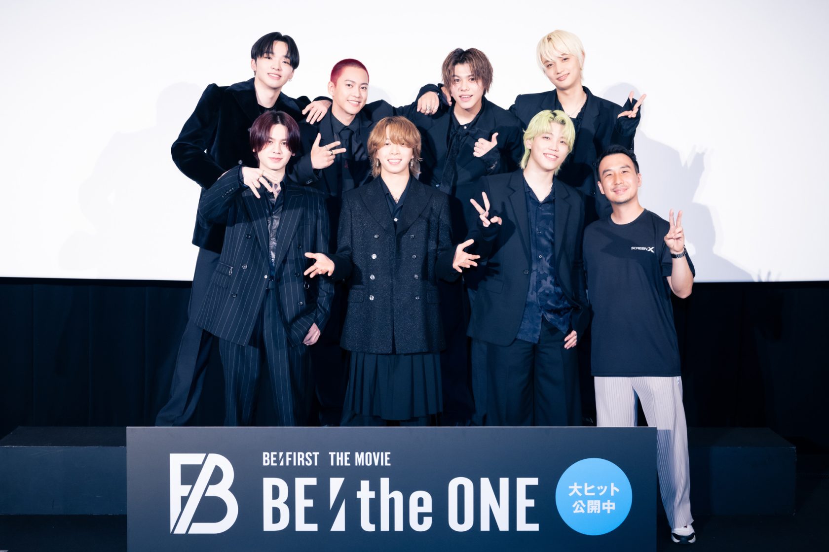 ライブドキュメンタリー映画「BE:the ONE」初日舞台あいさつに登壇した(前列左から)MANATO、SOTA、SHUNTO、オ・ユンドン監督、(後列左から)RYUHEI、RYOKI、LEO、JUNON ⓒ田中聖太郎