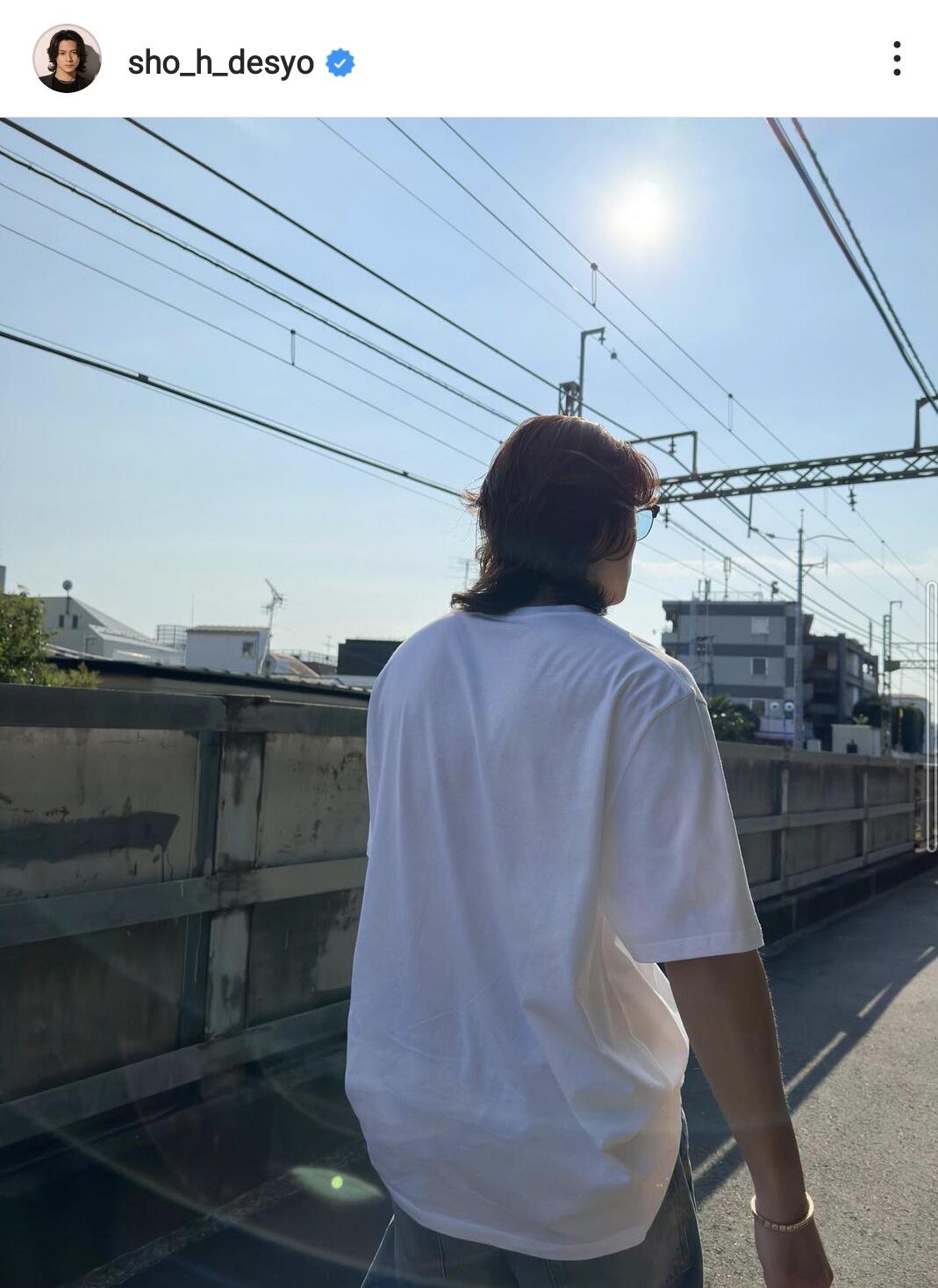 平野紫耀　線路沿い歩く写真を投稿「東京で地上走ってる電車見れる方がレアじゃない？あれ、おれだけ？笑」