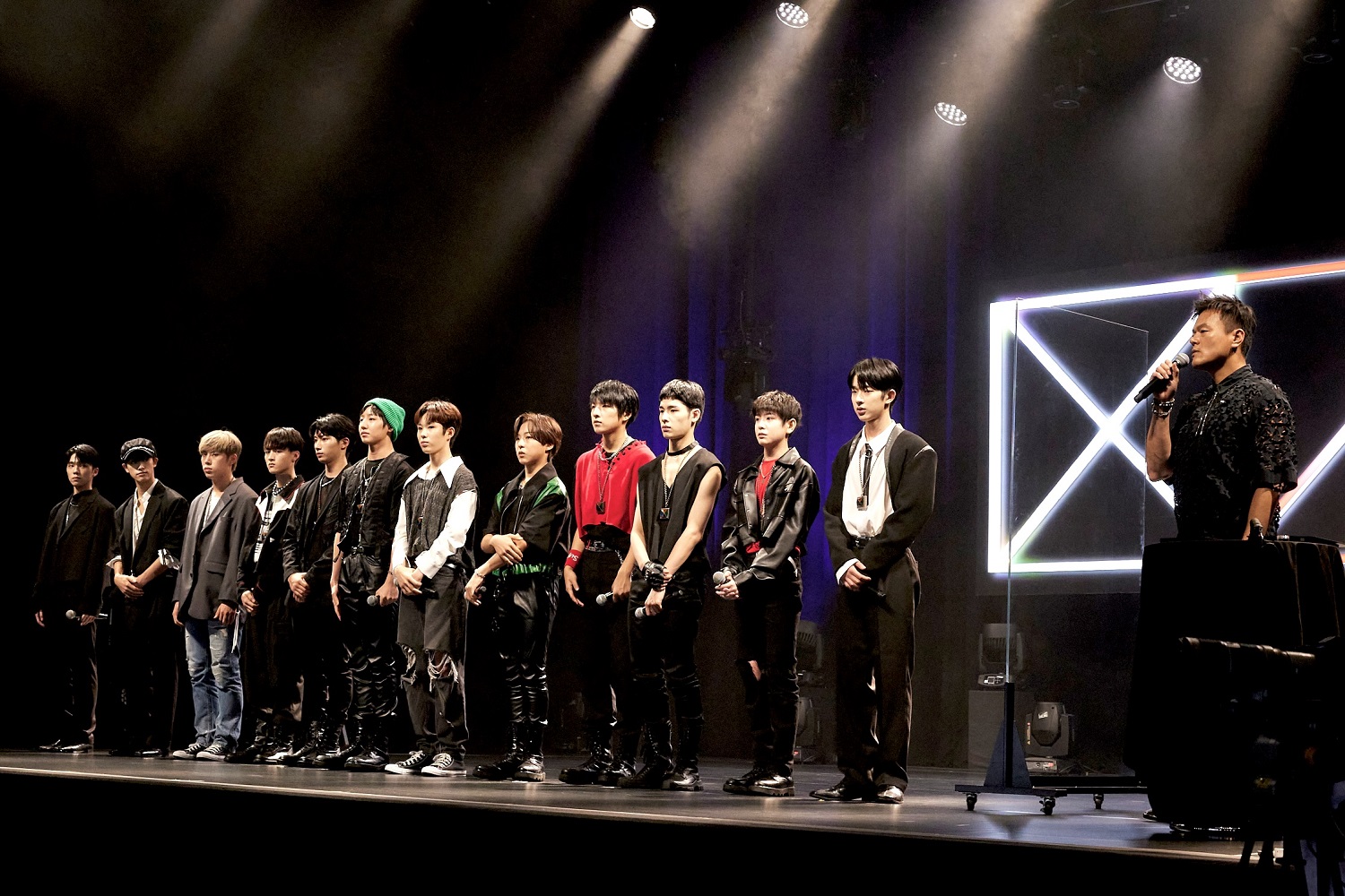 日韓合同オーディション「Nizi Project Season 2」で韓国合宿に進出する12人とJ.Y. Park（右）
