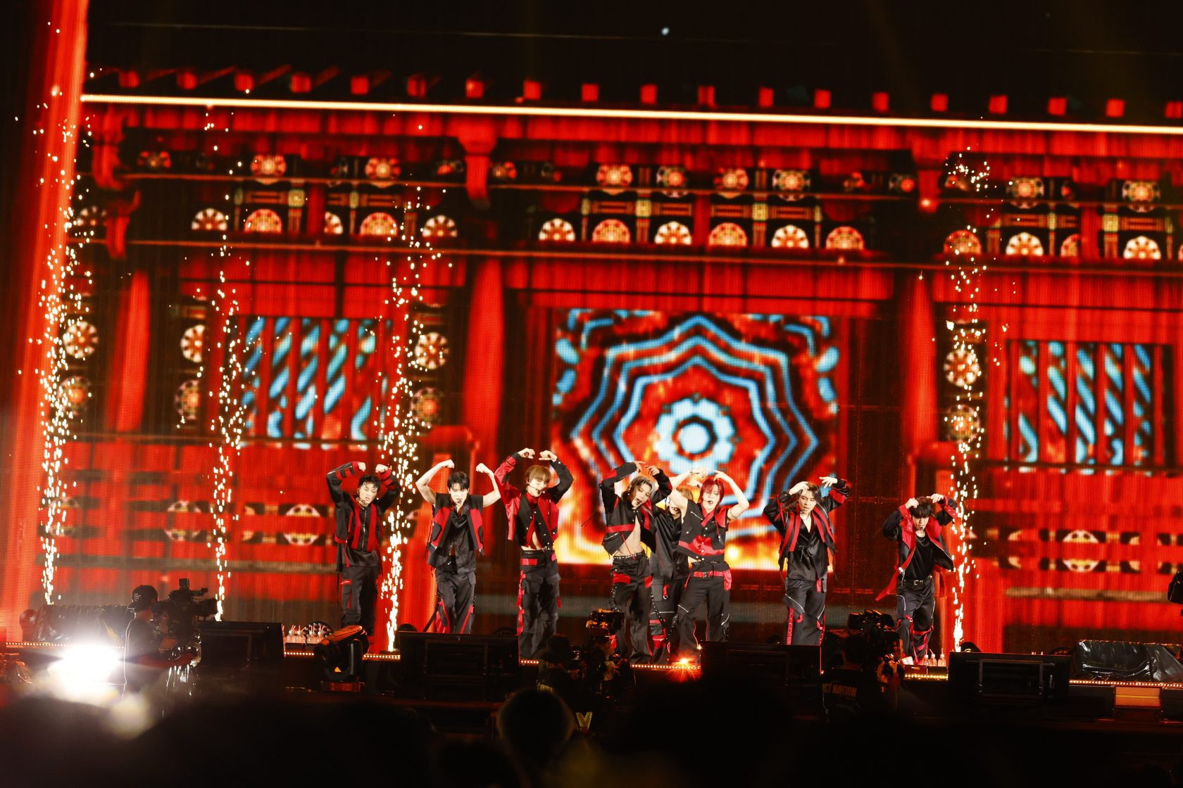 グループ公演を行った「NCT」　（左から）「NCT 127」マーク、ジェヒョン、ジョンウ、テヨン、ヘチャン、ユウタ、ジャニー、ドヨン
