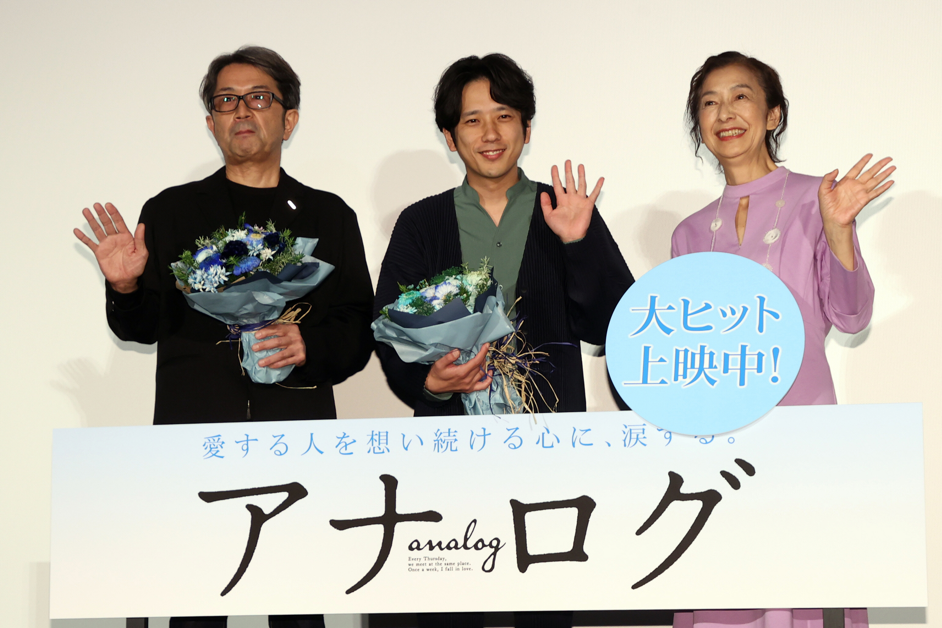 フォトセッションを行う（左から）タカハタ秀太監督、二宮和也、高橋惠子