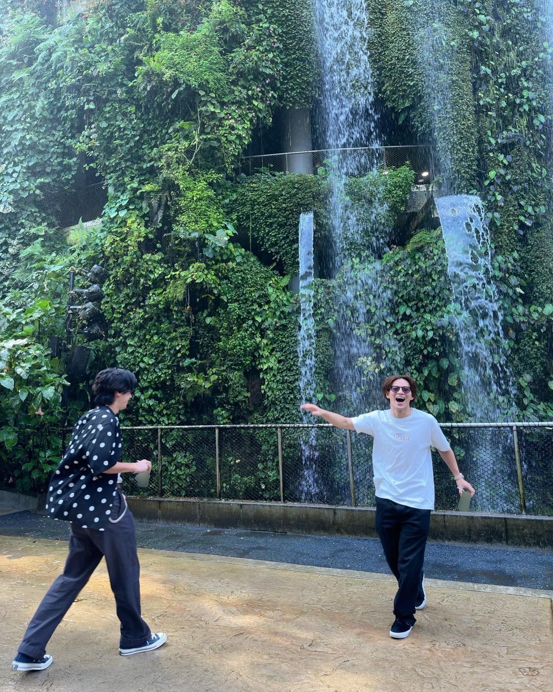 植物園を満喫する神宮寺勇太（左）と平野紫耀（神宮寺の公式インスタグラムから）