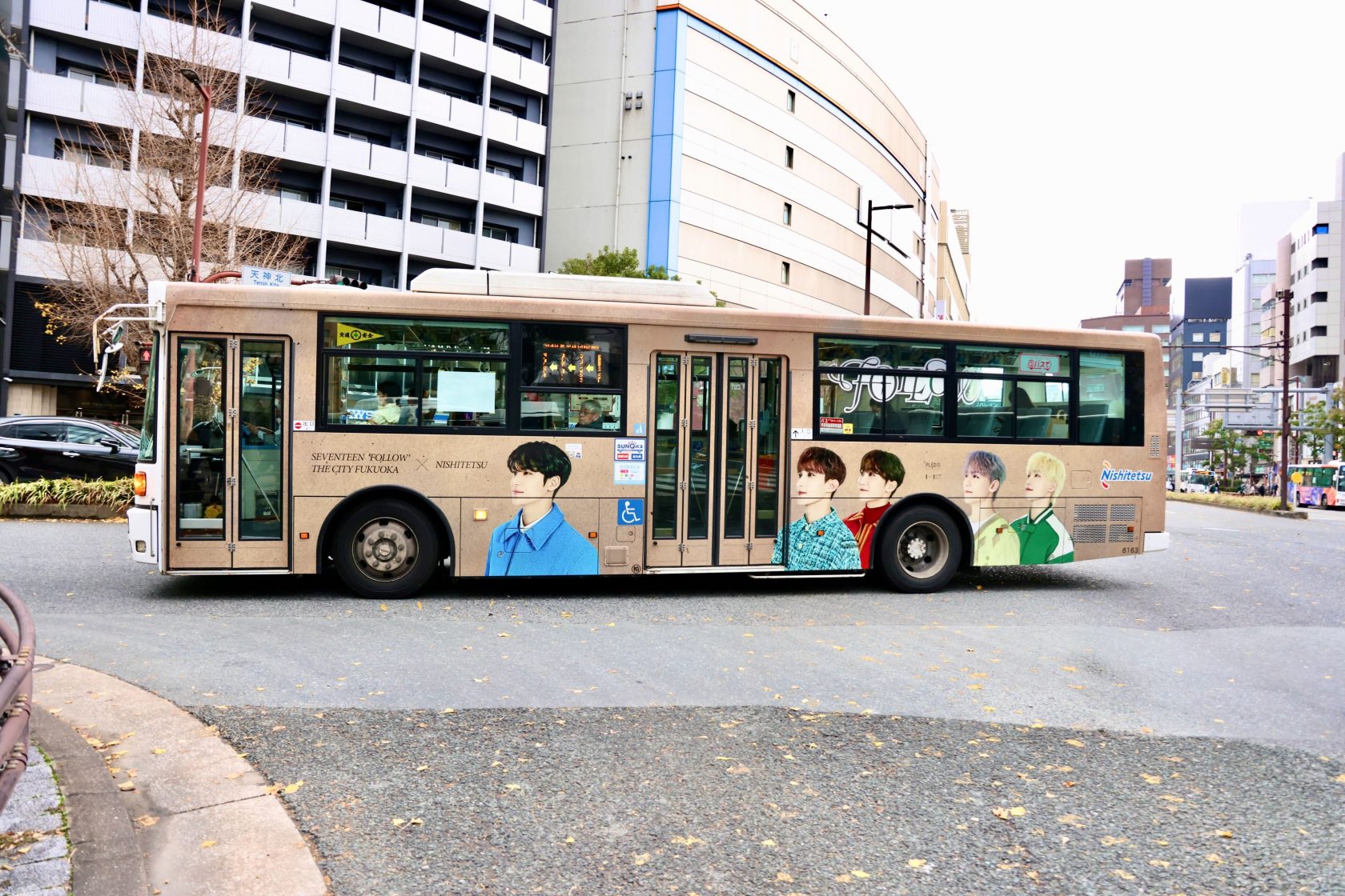 福岡市内を走るSEVENTEENのビジュアルがデザインされた西鉄バス(P)&(C) PLEDIS Entertainment