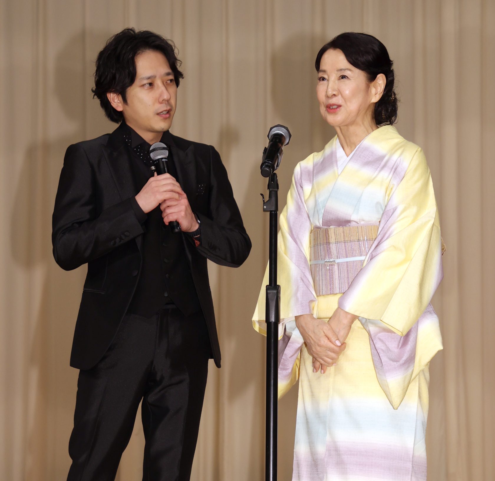 ブルーリボン賞授賞式でトークする司会の二宮和也と主演女優賞の吉永小百合