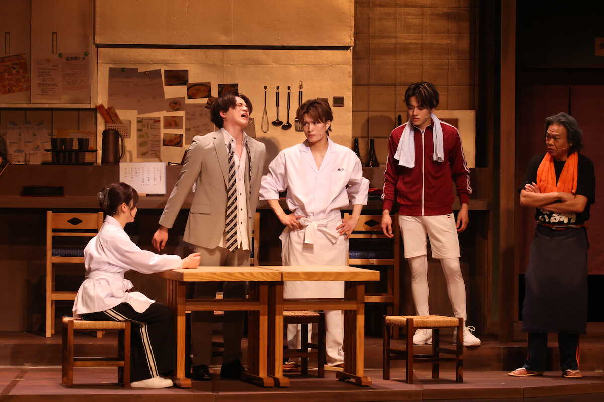 舞台「トンカツロック」のゲネプロを行った（左から）森迫永依、金指一世、岩崎大昇、那須雄登、星田英利