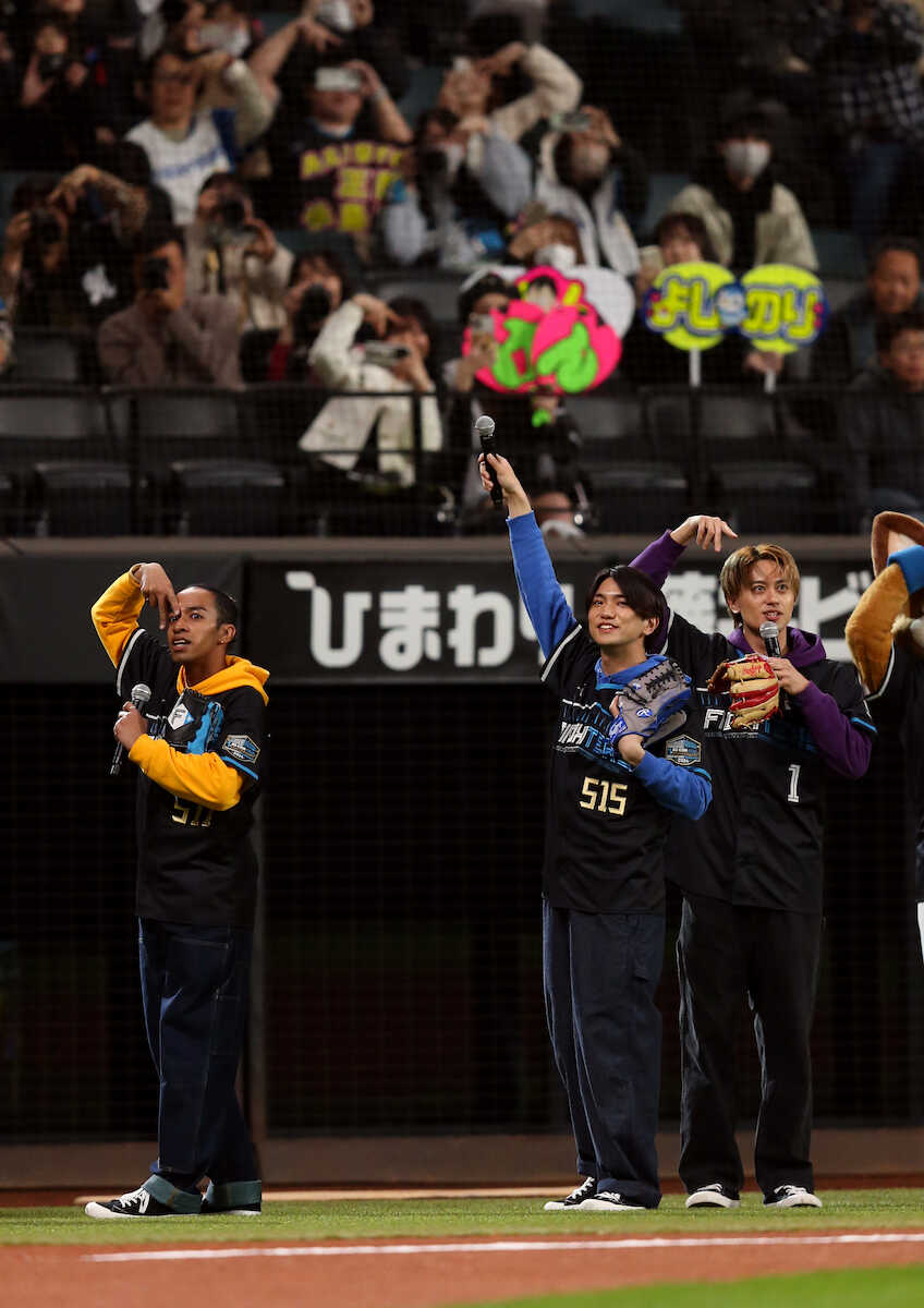 ファンの声援に応える「Aぇ！　group」の（左から）草間リチャード敬太、正門良規、小島健