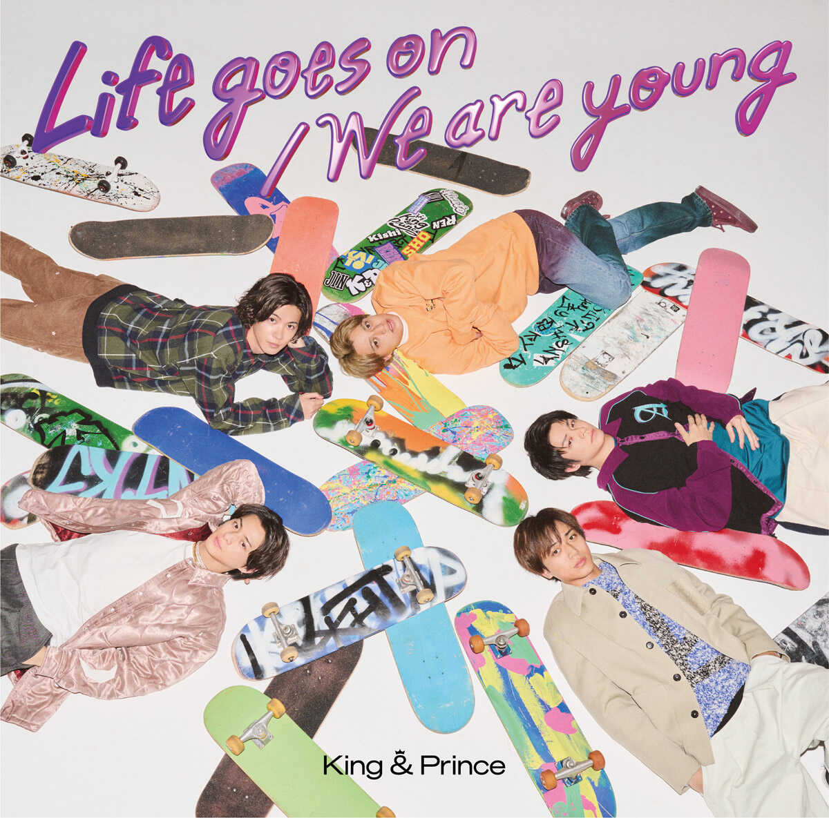 「Life　goes　on/We　are　young」のジャケット写真