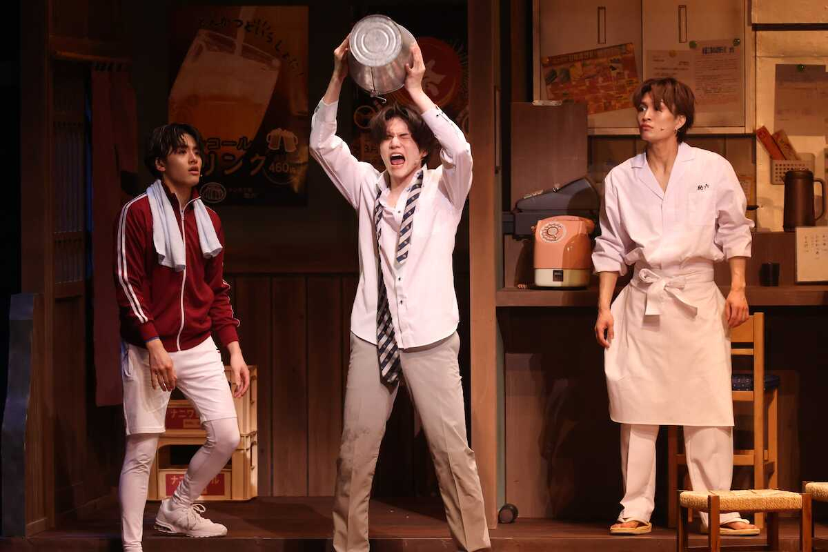 舞台「トンカツロック」で熱演する（左から）「美　少年」の金指一世、岩崎大昇、那須雄登（C）松竹