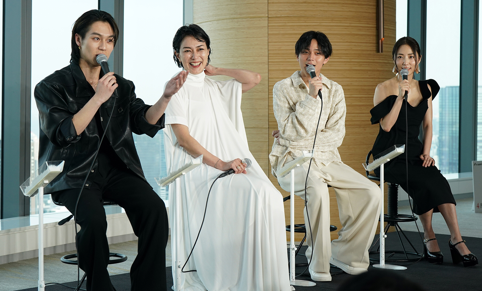 トークセッションで笑顔の（左から）松田元太、板谷由夏、永瀬廉、MEGUMI