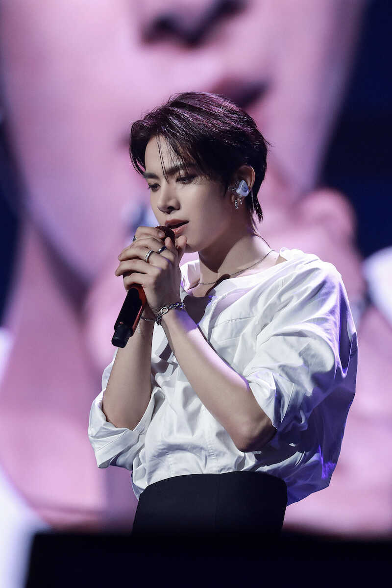 ENHYPENのHEESEUNGは「Behind　you」を熱唱　©2024　Weverse　Con　Festival