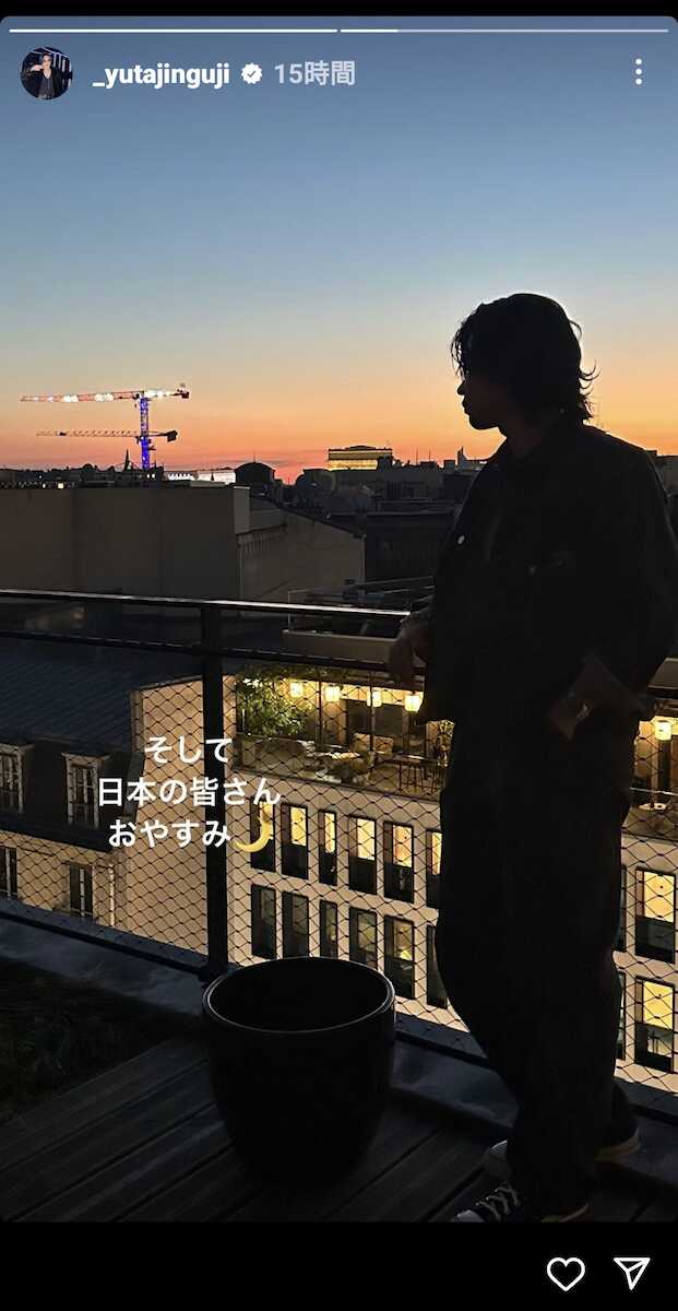 Number_i 神宮寺勇太、パリの屋上で夕焼け見ながら黄昏れ…ファン「サンセット背景の横顔が素敵すぎる」