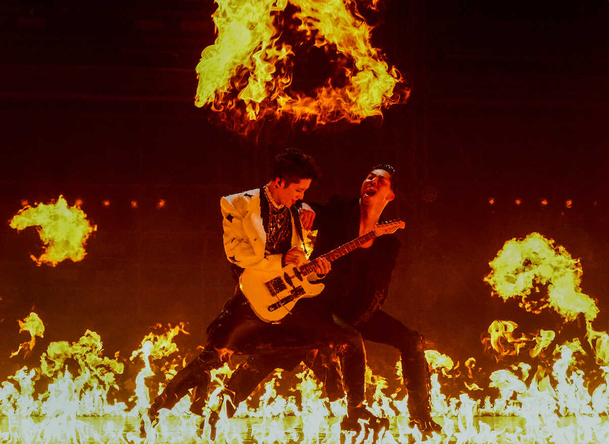 中国の人気歌唱リアリティ番組「Call　Me　by　Fire」で特別ユニットを結成したEXILE　AKIRA（右）とMIYAVI