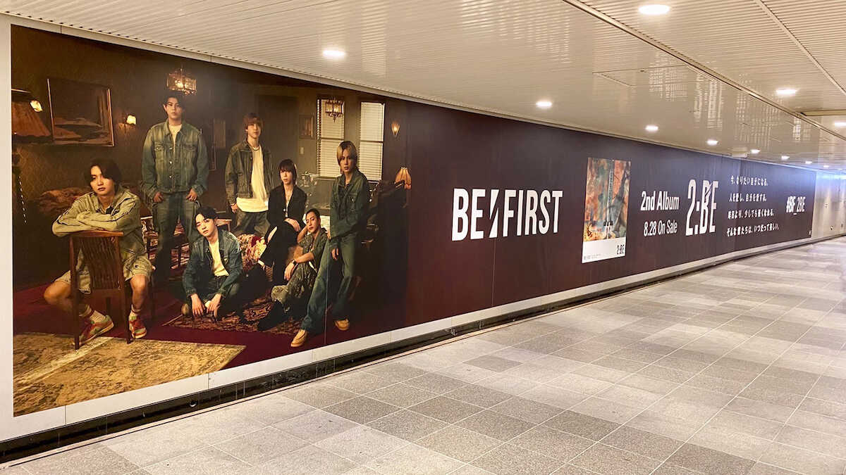 東京・渋谷駅に掲出されたBE:FIRSTの巨大ポスター