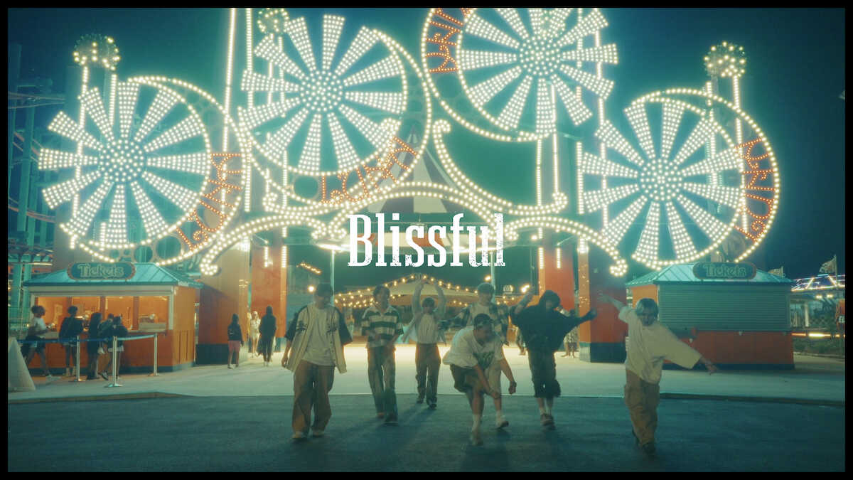 「Blissful」ミュージックビデオ（MV）の舞台裏を収めたBehind　The　Scenes映像を公開した