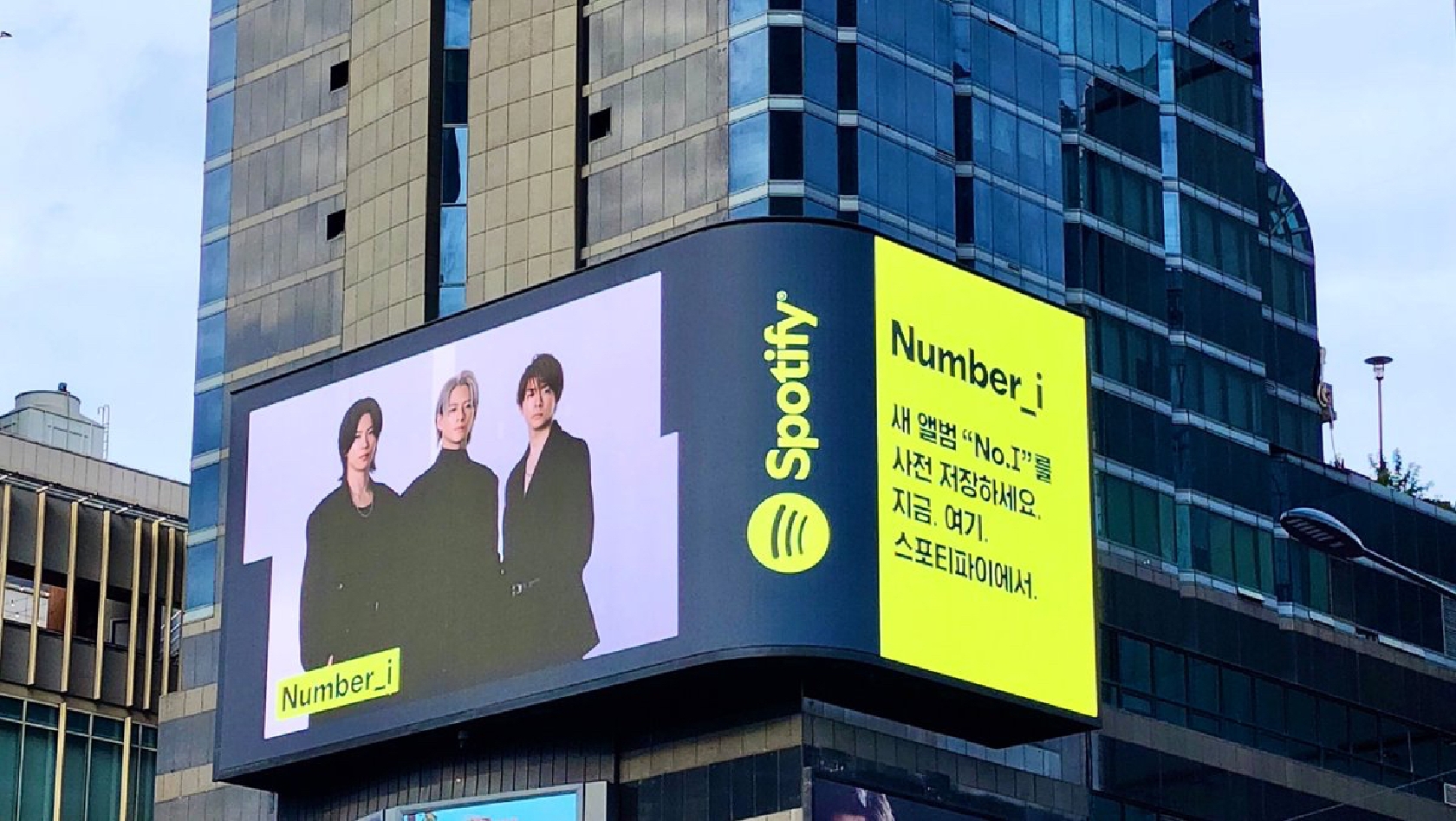 Outdoor advertisement of Number_i displayed in overseas cities (from the official X of Number_i staff)