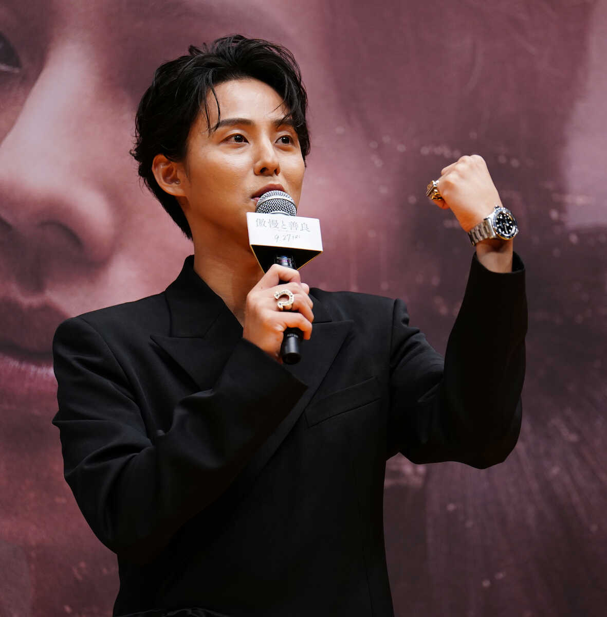 Taisuke Fujigaya of Kis-My-Ft2 Attends Japan Premiere of Starring Film “Arrogance and Virtue,” Says He Bought Wristwatch Worn in the Film as a “Charm”