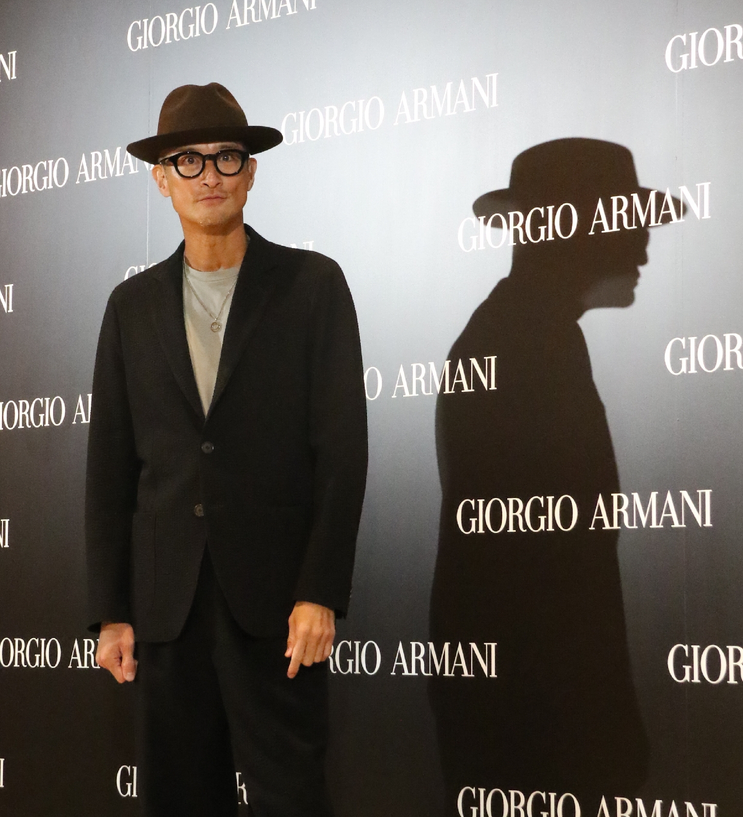 Masahiro Matsuoka talking about his memories with Armani at the event