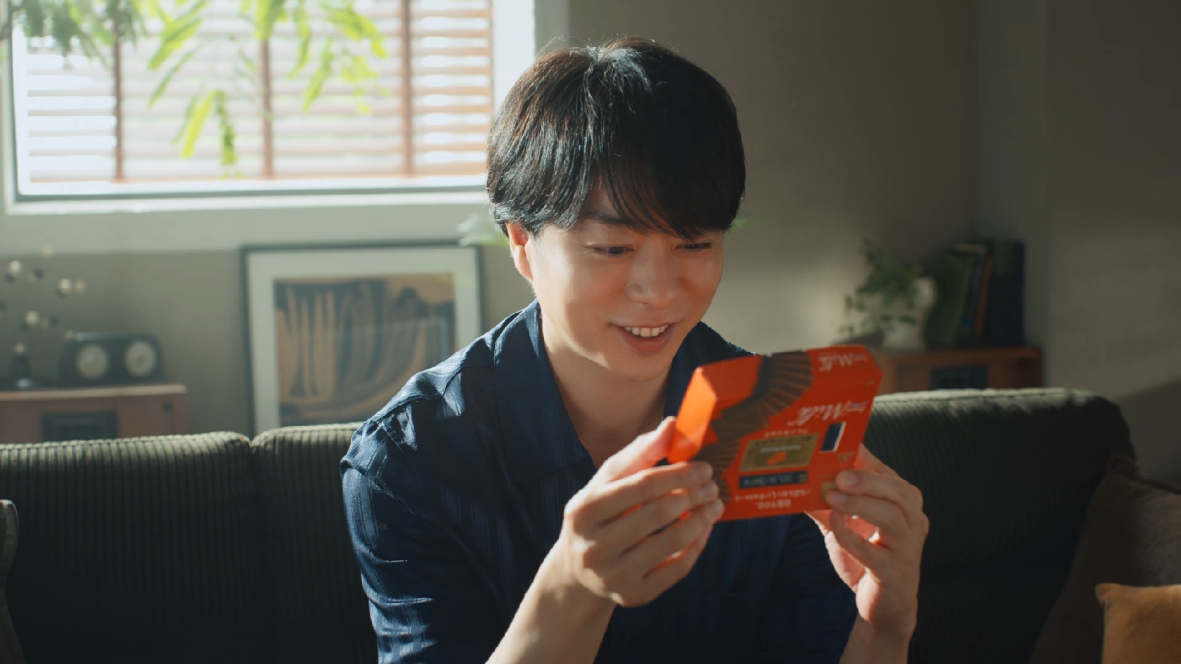 嵐・櫻井翔がCMキャラクターを務める森永製菓のチョコレート｢カレ・ド・ショコラ｣の新TVCM｢箱を開けた瞬間からもう｣編