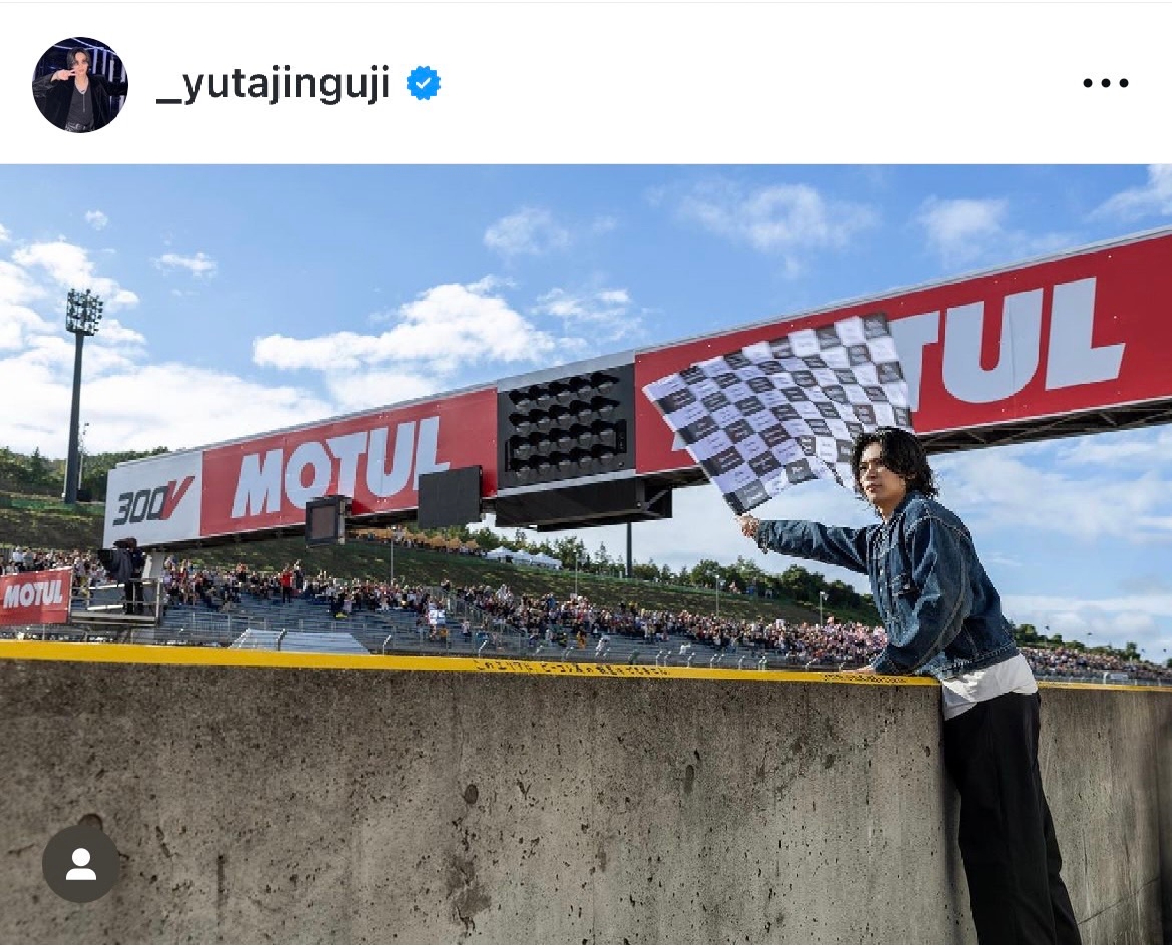 Number_i 神宮寺勇太 「MotoGP」でチェッカーフラッグの大役報告「心臓ドクドク。少年に戻っていた」