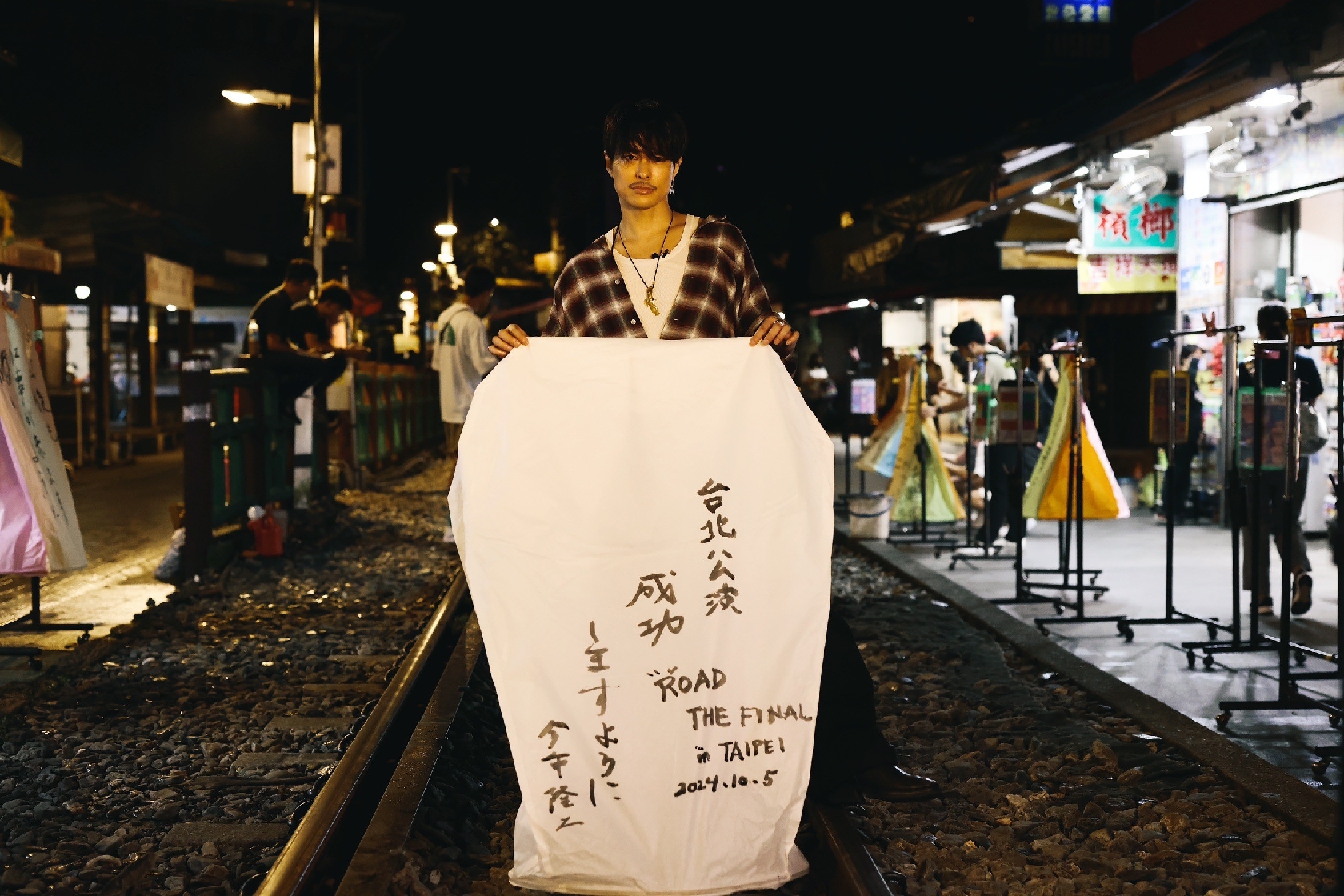 Ryuji Imaichi releasing a lantern with a wish for the success of his concert at the tourist spot Shihfen in Taiwan