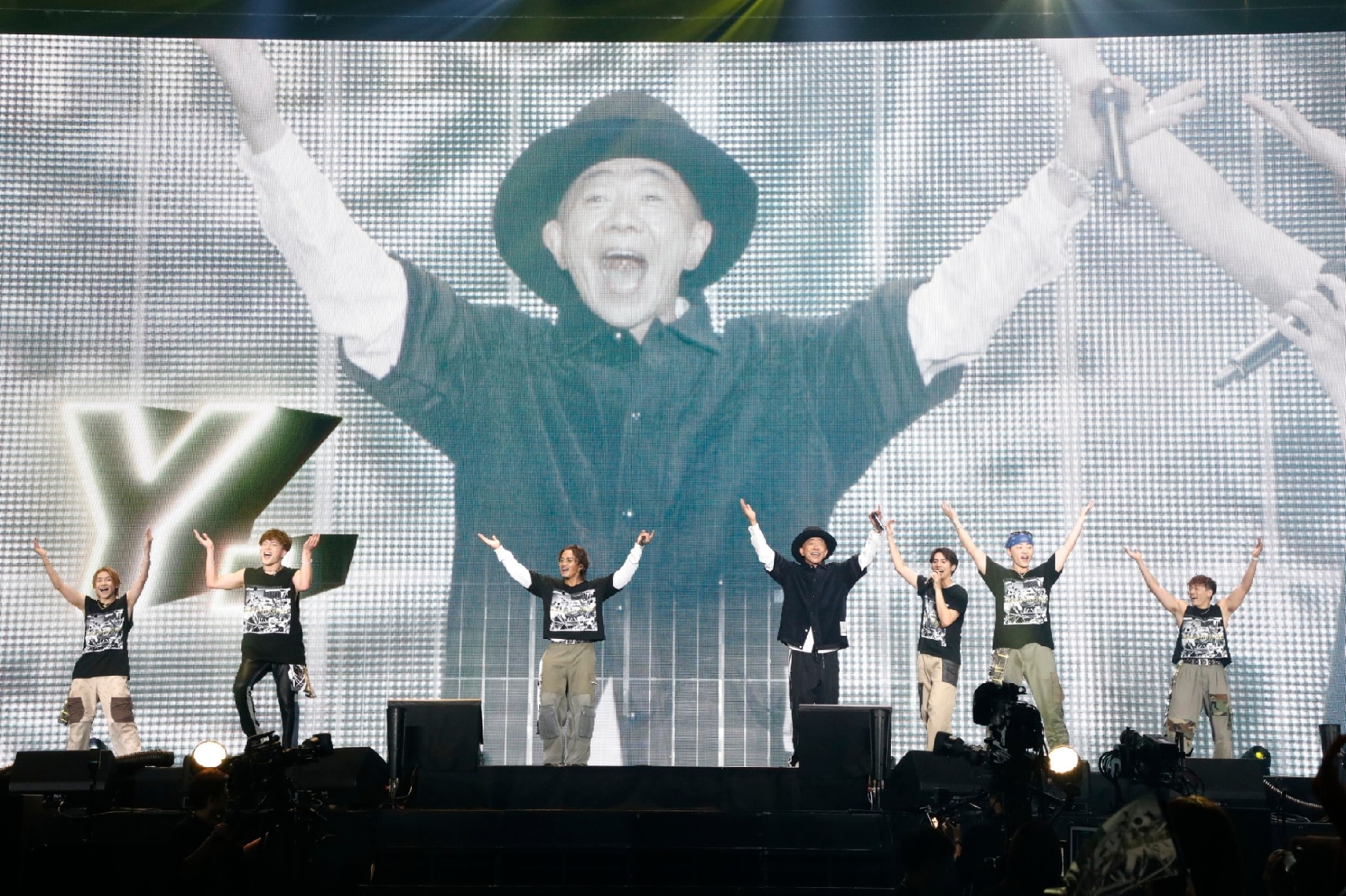 Noritake Kinashi makes a special guest appearance at the GENERATIONS concert. (From left) Hayato Komori, Alan Shirahama, Ryuto Kazuhara, Noritake Kinashi, Ryota Kataose, Reo Sano, Yuta Nakatsuka