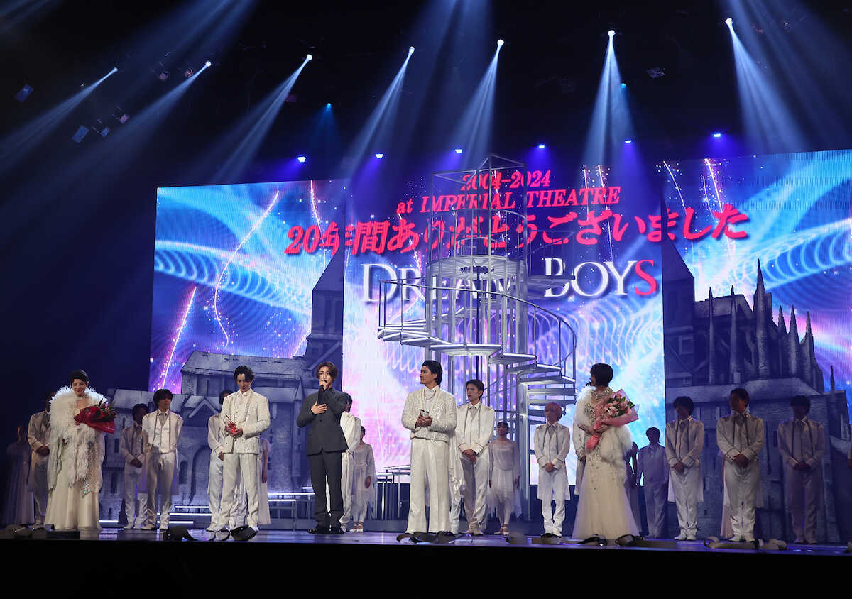 Performers smiling during the curtain call (Photo by Kentaro Nishiumi)