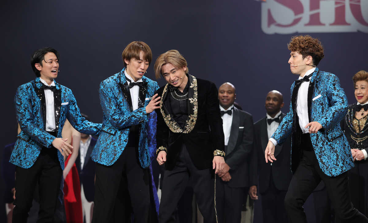 Koichi Domoto (third from left) shocked upon hearing the age of Ginji Matsuura's parents at a press conference (Photo by Yuki Ohshiro)