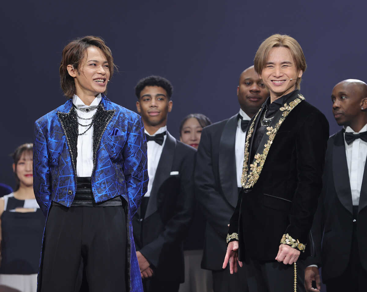 Koichi Domoto (right) and Tatsuya Ueda answering questions at a press conference (Photo by Yuki Ohshiro)