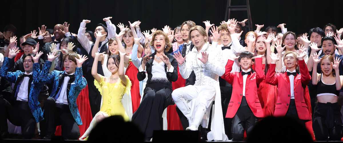 Koichi Domoto (center) and others (Photo by Yuki Ohshiro)