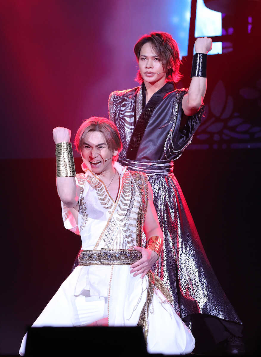 Koichi Domoto (front), Tatsuya Ueda (Photo by Yuki Ohshiro)