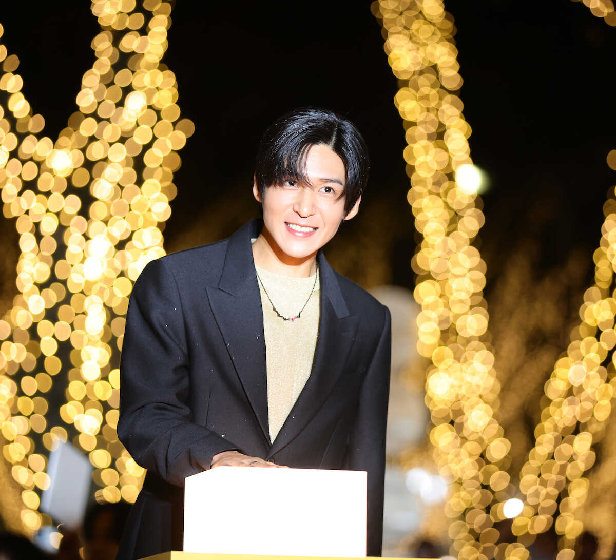 Ren Meguro of Snow Man: “Truly Honored to Be Here” – Eyes Shining as Bright as the Beautiful Illumination