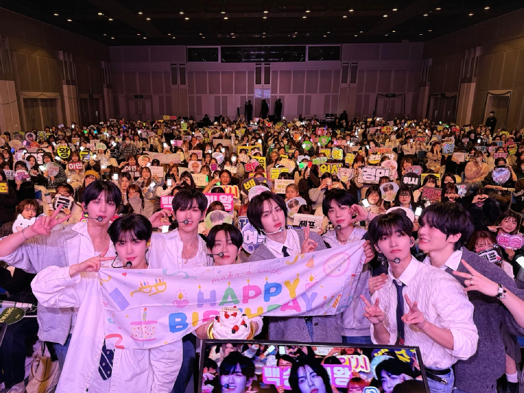 EPEX、かわいらしさ全開!日本ファンクラブ1周年祝いイベントで、なにわ男子「ハッピーサプライズ」のカバーステージ披露