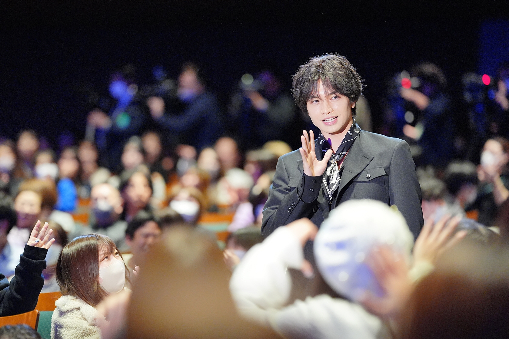 中島健人、主演映画「知らないカノジョ」完成披露試写会にサプライズ登場