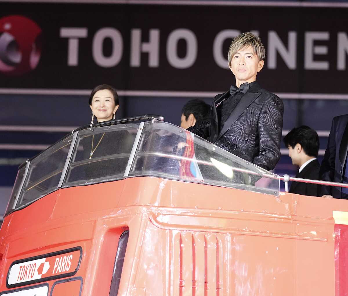 Making an appearance on the rooftop bus (from left) are Kyoka Suzuki, Takuya Kimura (Photographer: Akinori Sawada)