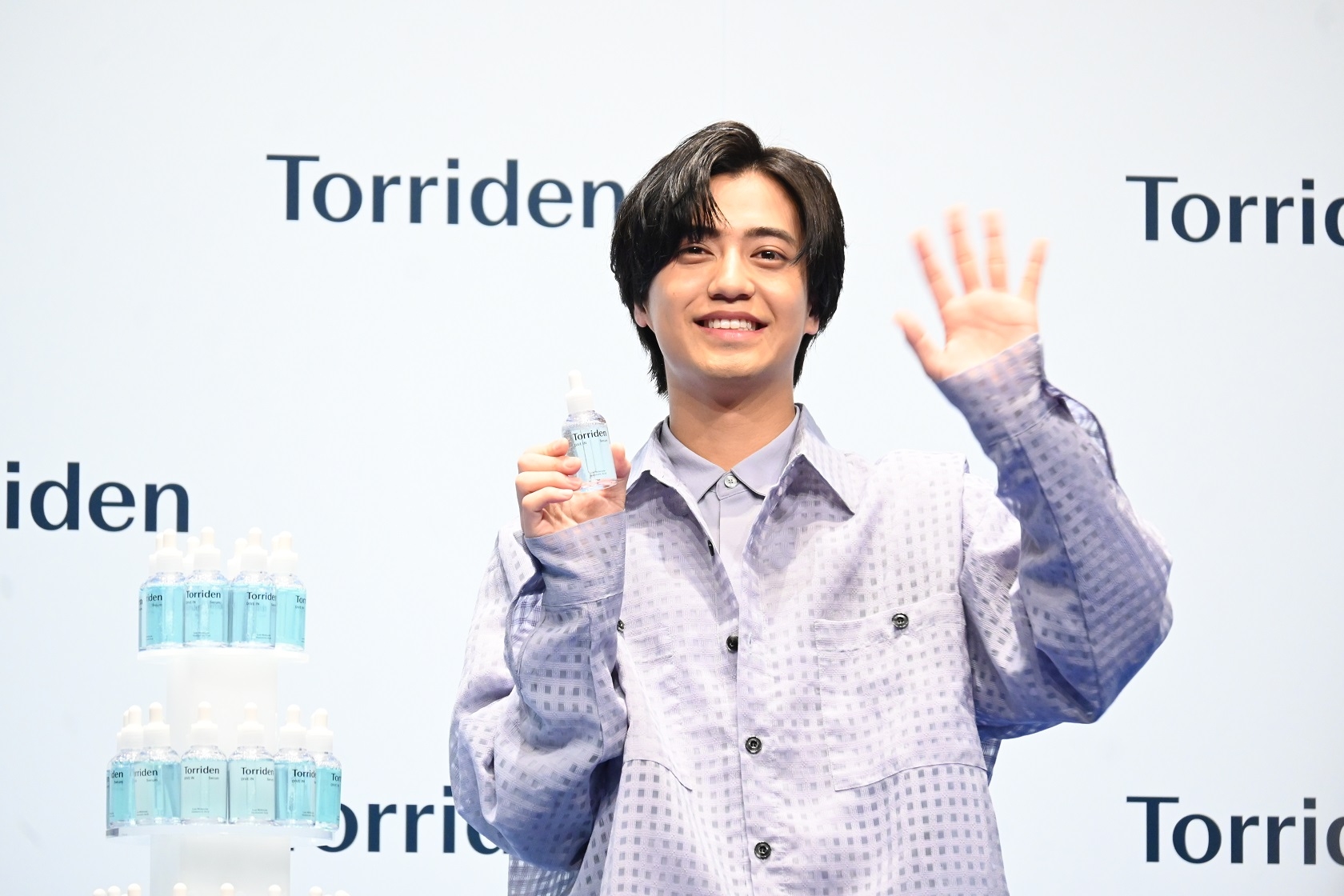 韓国発スキンケアブランド｢Torriden｣ブランドアンバサダー発表会で手を振るKing&Prince髙橋海人(撮影・糸賀日向子)