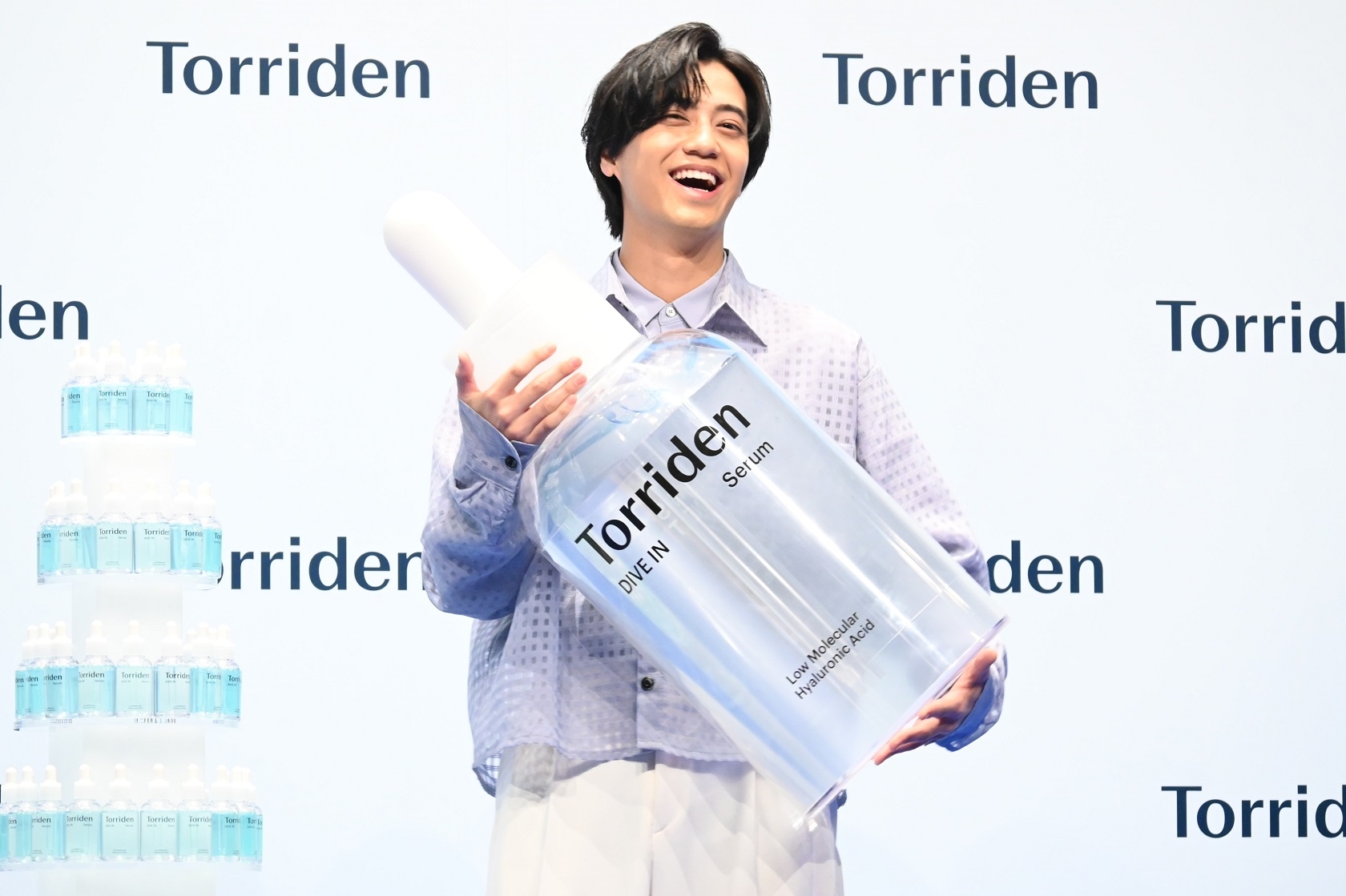 韓国発スキンケアブランド｢Torriden｣ブランドアンバサダー発表会で製品のモチーフを抱えるKing&Prince髙橋海人(撮影・糸賀日向子)