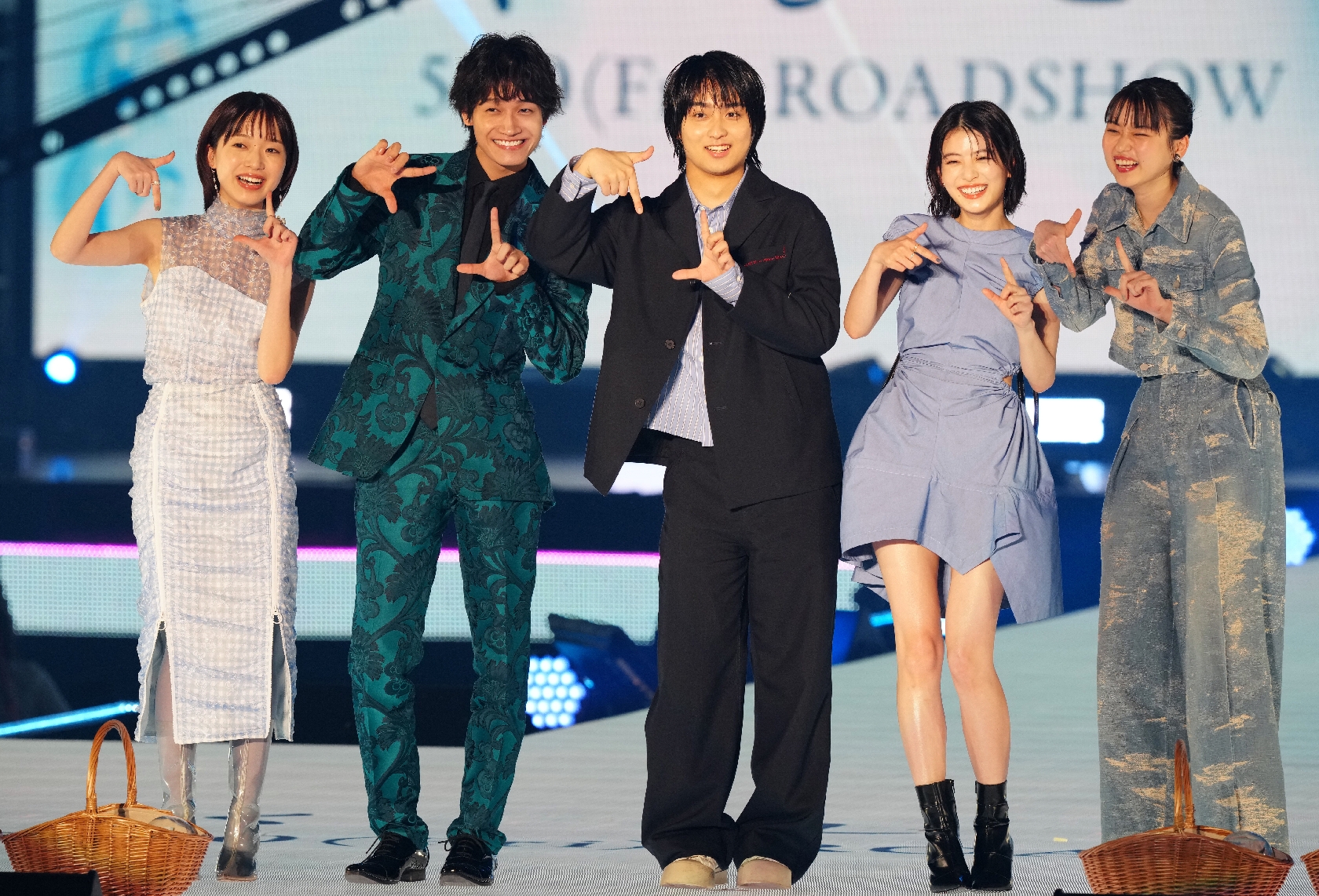 Aぇ!group 佐野晶哉、ガルアワ登場!ランウエートップで“かくしごとポーズ”