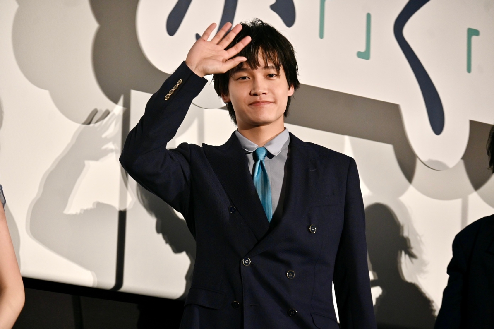 Aぇ!group佐野晶哉 「かっこいい腕にしたい」撮影中に監督考案トレーニングメニュー「5キロの重たいトレーニング器具を…」